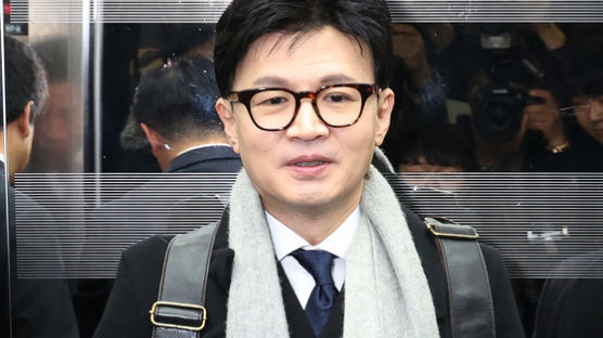 한동훈, 국민의힘 비대위원장 수락…오늘 오후 법무부 떠난다 