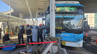 버스가 시민 덮쳤다, 수원역 환승센터 1명 사망·11명 부상 