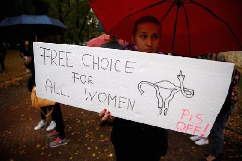 낙태 금지시켰다가 정권 몰락했다…"임신 공포" 덮친 이 나라