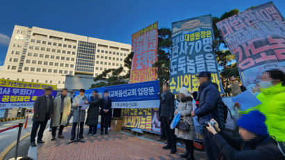 '성범죄' JMS 정명석 징역 23년…법원 앞 신도 200명 몰려왔다 