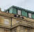 21(현지시간) 체코 프라하 카렐대에서 총격사건이 발생하자 학생들이 옥상에 있는 총격범을 피해 건물 외벽 난간에 몸을 숨기고있다.로이터=연합뉴스