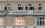 21일(현지시간) 체코 프라하 중심부 카렐대 예술학부 건물의 난간에 무장 경찰이 서 있다. AFP=연합뉴스