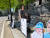 러닝머신 시위하는 미국 아빠 존 시치(본명 시치 잔 빈센트)가 지난 4월 19일 오전 경기남부경찰청 앞에서 아이들을 되돌려달라며 무동력 러닝머신을 걷고 있다. 손성배 기자