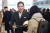 정용진 신세계그룹 부회장이 23일 오후 서울 서초구 예술의 전당에서 열린 배우자 한지희씨의 플루트 독주회에 참석해 한 시민의 사인 요청에 응하고 있다. 뉴스1