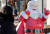성탄절을 사흘 앞둔 22일 오후 전남 담양군 메타프로방스에서 열린 산타 축제에서 한 시민이 산타클로스 조형물을 휴대전화로 촬영하고 있다. 연합뉴스