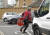 한 사람이 22일 뱅크시의 작품이 그려진 교통표지판을 들고 도주하고 있다. AP=연합뉴스
