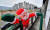 크리스마스를 한 달 가량 앞둔 21일 오후 대전의 상가 건물에 선물 보따리를 어깨에 멘 대형 산타클로스 장식이 눈길을 끌고 있다. 사진 프리랜서 김성태