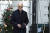 23일(현지시간) 조 바이든 미국 대통령이 성탄절 연휴를 맞아 백악관에서 대통령 별장인 캠프 데이비드로 떠나기 앞서 취재진을 만나고 있다. AP=연합뉴스