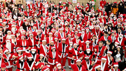 [포토타임] 인천 미추홀 산타클로스 축제...1000여명 산타 나눔 실천