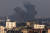 24일(현지시간) 가자지구 남부에서 이스라엘의 포격으로 칸 유니스 위로 연기가 피어오르는 모습. AFP=연합뉴스