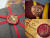 왼쪽 사진부터 시계방향으로 선물 포장과 영화 ‘해리 포터’ 콘셉트의 파티 초대장, 부모님께 드리는 새해 연하장 봉투에 사용된 실링왁스.