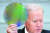 조 바이든 미 대통령이 2021년 4월 미 워싱턴 백악관에서 열린 '반도체와 공급망 회복력 관련 CEO 서밋'에서 실리콘 웨이퍼를 들어보이는 모습. AP.
