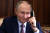 블라디미르 푸틴 러시아 대통령이 지난 21일 러시아 모스크바에서 전화 통화를 하고 있다. AP=연합뉴스