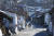 21일 서울 마지막 달동네로 불리는 백사마을에서 한 주민이 자전거를 끌고 오르막길을 걷고 있다. 김현동 기자