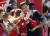 공개 트레이닝 세션에 참여한 김민재(맨 오른쪽)가 뮌헨 어린이 팬의 사진 촬영 요청에 웃으며 응하고 있다. AFP=연합뉴스