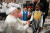 프란치스코 교황이 24일(현지시간) 바티칸 성 베드로 대성당에서 성탄 전야 미사를 집전하며 어린이들과 인사를 나누고 있다. 프란치스코 교황은 “정의가 힘의 과시에서 나오지는 않을 것”이라고 말했다. [로이터=연합뉴스]