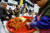 13일 서울 강남구 코엑스에서 열린 설맞이 명절선물전을 찾은 시민들이 김치를 살펴보고 있다. 뉴시스