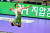 25일 인천 계양체육관에서 열린 OK금융그룹과 경기에서 서브를 넣는 마크 에스페호. 사진 한국배구연맹