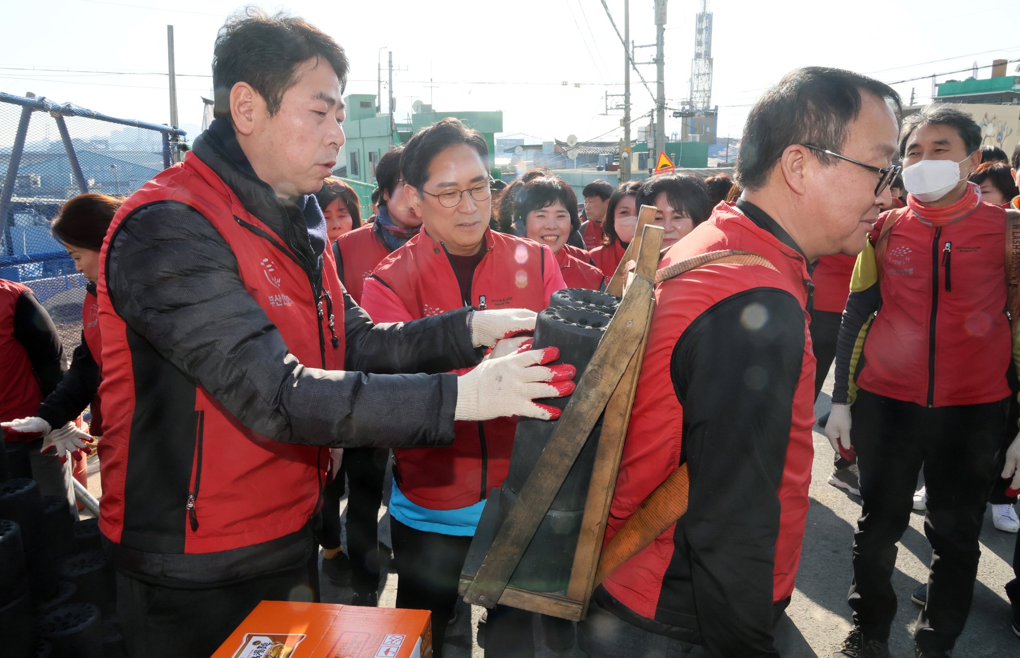 국민의힘 부산시당은 27일 오후 부산 남구 우암동 일대에서 '따뜻한 겨울나기 이웃사랑 나눔 캠페인'을 펼쳤다. 송봉근 기자
