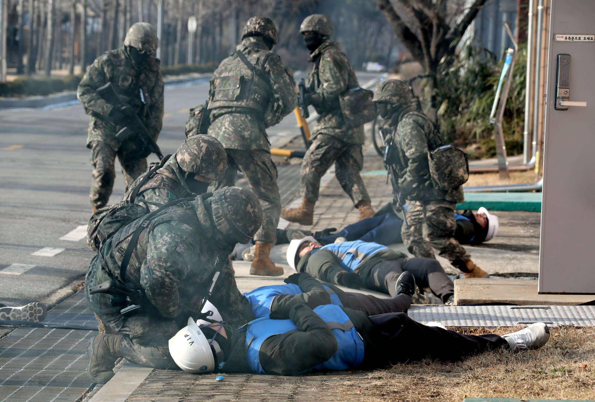 통합방위훈'에서 군 병력이 테러 부상자의 응급 구호를 하고 있다. 연합뉴스