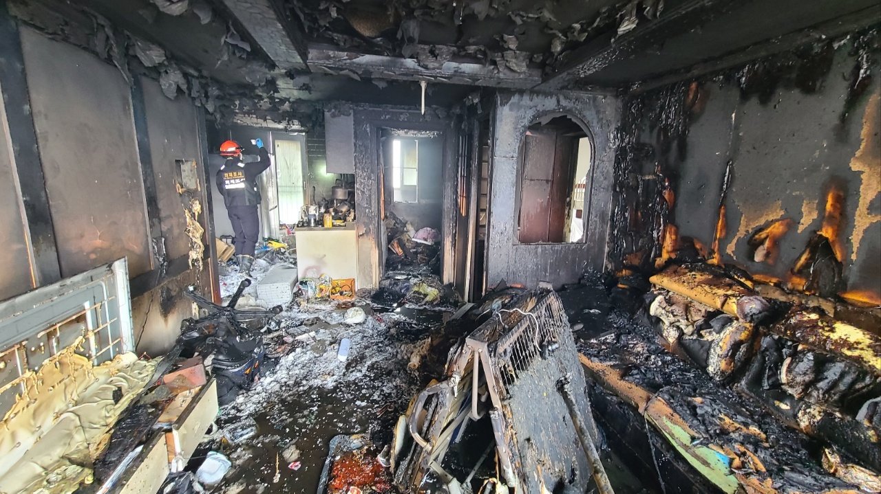 27일 오전 경기도 남양주 한 아파트에서 불이 나 거주하던 20대 남성 1명이 추락해 숨졌다. 불은 이 아파트 꼭대기 층인 13층 집안에서 발생했으며 30분만에 진화됐다. 사진은 전소된 화재 현장 모습. 사진 경기북부소방재난본부