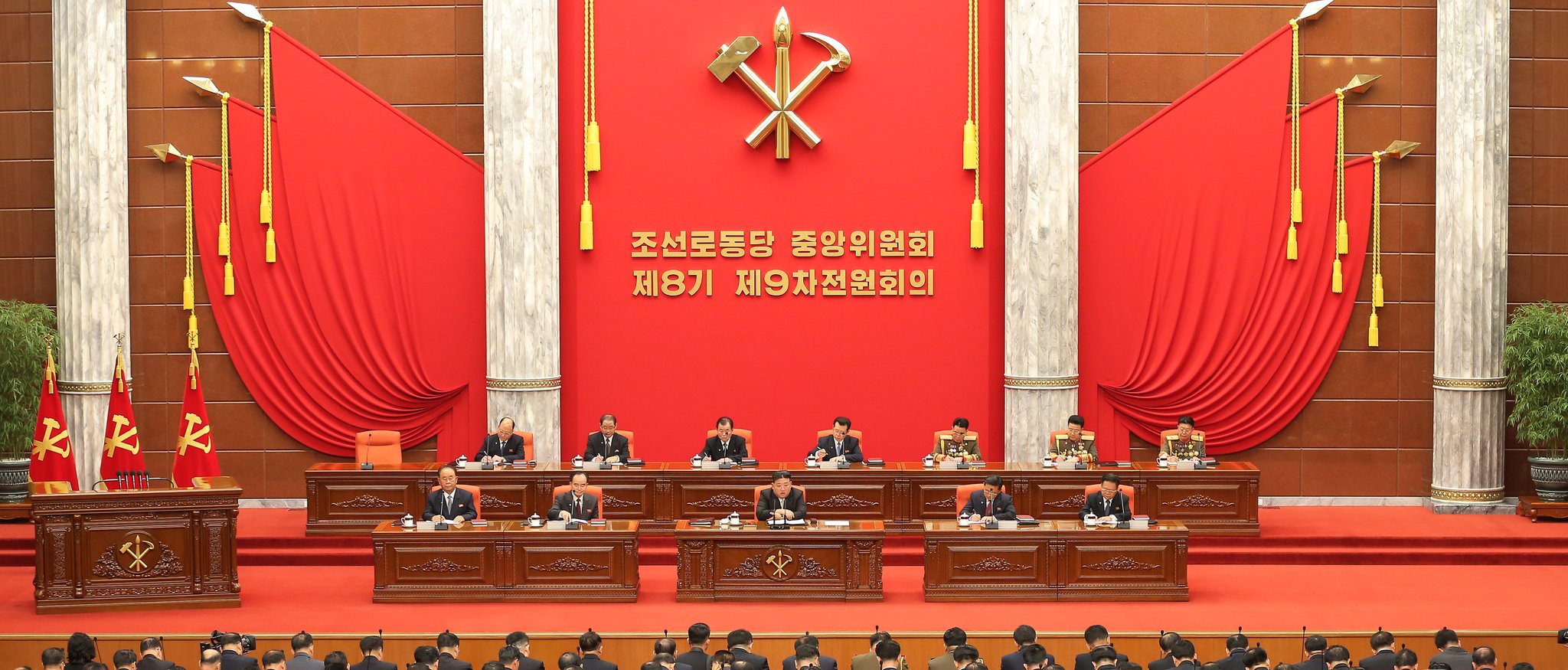 북한이 지난 26일부터 김정은 국무위원장이 참석한 가운데 연말 전원회의 일정에 들어갔다. 북한 노동당의 연말 전원회의는 올해 사업을 결산하고 내년 국정운영 방향과 사업계획을 세우기 위한 자리다. 조선중앙통신=연합뉴스