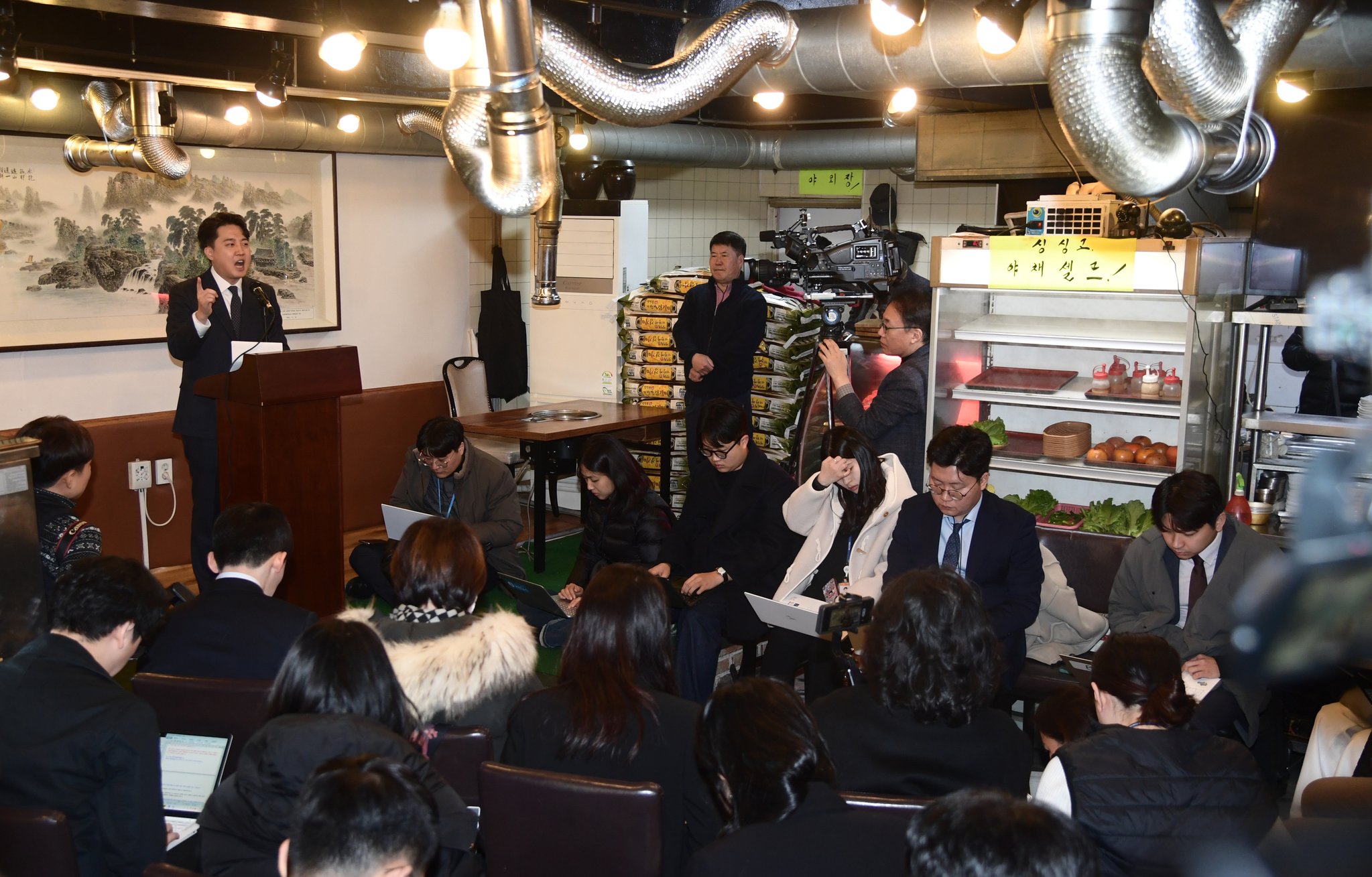 이준석 전 국민의힘 대표가 27일 오후 서울 노원구의 한 음식점에서 기자회견을 하고 있다. 뉴스1