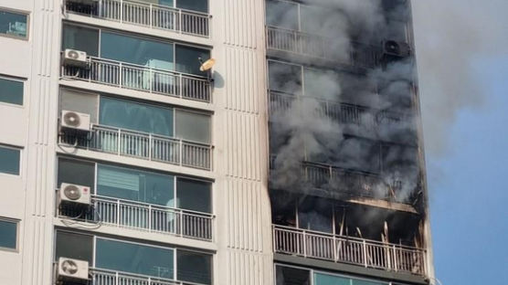 수원 20층짜리 아파트서 화재…소방 당국 진화 중