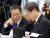 더불어민주당 이재명 대표(오른쪽)와 정성호 의원이 지난 11월 23일 서울 여의도 국회에서 열린 국방위원회 전체회의에서 대화를 나누고 있다. 뉴스1