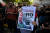 지난 20일 아르헨티나 부에노스아이레스 마요 광장에서 한 시위 참가자가 하비에르 밀레이 대통령의 경제정책에 반대하는 내용의 신문을 들고 있다. AFP=연합뉴스
