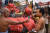 지난 1일(현지시간) 인도 첸나이에서 노동자들이 짐을 옮기고 있다. EPA=연합뉴스