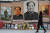 마오쩌둥 탄생 130주년을 맞은 지난 26일 베이징 골동품 거리의 한 상점에 마오쩌둥의 초상화들이 진열돼 있다. [AFP=연합뉴스]