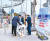 경북 포항시 북구 환호공원에서 시민들이 포스텍 연구 중심 의대 설립 서명운동에 참여하고 있다 / 사진:포항시