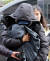 배우 故이선균을 협박해 수천만원을 뜯어낸 20대 여성 A씨가 28일 오후 인천 미추홀구 인천지방법원에서 열린 구속 전 피의자 심문(영장실질심사)에 출석하고 있다. 뉴스1