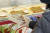 외식 물가 상승에 가성비 좋은 대형마트 즉석 조리식품을 찾는 시민들이 늘고 있다. 지난 7일 서울 한 대형마트에서 즉석 조리식품을 고르는 시민의 모습. 연합뉴스