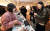 지난달 23일 서울 용산구 이태원 케이브하우스에서 열린 서울시의 청년창업지원 프로그램 넥스트로컬 홈커밍데이에서 참석자들이 지역 특산물로 만든 피로회복제를 맛보고 있다. [뉴스1]