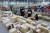 지난달 22일 오전 인천시 중구 인천공항본부세관 특송물류센터에서 관세 주무관들이 직구 물품을 살펴보고 있다. 뉴스1