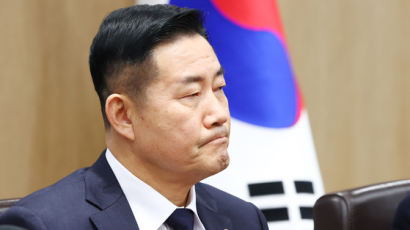 "尹 어이없어 했다" 국방장관, 軍교재 '독도 분쟁지역' 기술 사과 