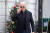 조 바이든 미국 대통령이 23일 백악관에서 메릴랜드주 캠프 데이비드로 떠나는 길에 취재진을 만나고 있다. AFP=연합뉴스