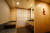 객실에 들어서면 전통적인 일본식 현관이 연상되는 격조무늬 슬라이딩 도어가 있다. 이 문은 다양한 상황과 분위기에 맞게 재배치할 수 있다. 사진 더 캐피톨 호텔 도큐