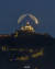 미 항공우주국(NASA)은 27일(현지시간) 초승달, 대성당, 산봉우리 가 삼중 정렬로 겹친 이탈리아 사진작가 바레리오 미나토의 사진을 올해 가장 뛰어난 천체사진 중 하나로 선정해 공개했다. 사진 바레리오 미나토 인스타그램 캡처