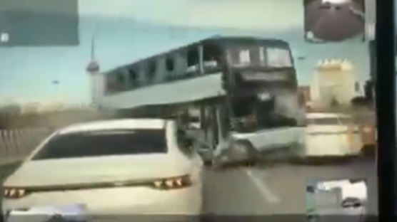 운행 중 실신한 中버스기사…중앙분리대 뚫고 '공포의 역주행'