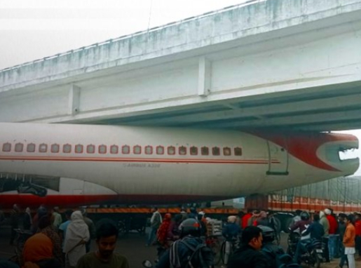 이런 황당사고…비행기가 다리 밑에 끼었다, 인도서 무슨 일이
