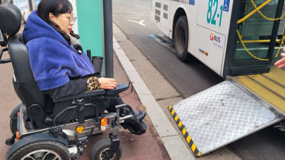 수천억 들인 저상버스, 휠체어 장애인은 30분간 타지도 못했다