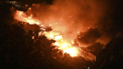 쓰나미 경보·건물 붕괴·주택 화재…일본이 밤새 떨었다