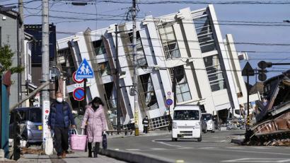7층 건물이 통째 옆으로 쓰러졌다…지진 덮친 日 처참 장면