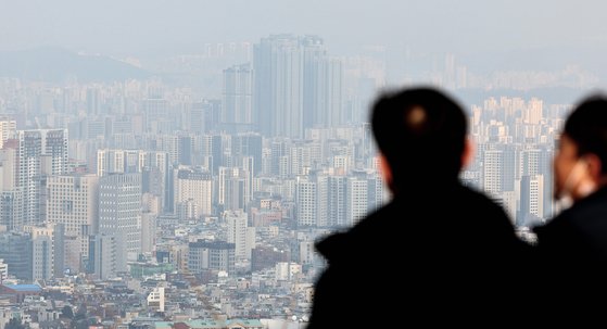 가격 하락, 거래 급감 등으로 잔뜩 움츠러든 주택시장이 새해엔 용처럼 비상할 수 있을지 주목된다. 사진은 서울 남산에서 내려다 본 아파트 단지. [뉴스1]