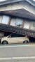 1일 일본 이시카와현 시카(志賀)에서 지진으로 무너진 가옥 아래 차량 1대가 깔려 있다. 교도=연합뉴스