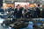 지난해 10월 경기 성남에서 열린 방위산업전시회에서 현대로템 부스를 관련하는 윤석열 대통령. 사진 대통령실