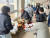 3일 오전 일본 이시카와현 와지마 시립 몬젠니시 초등학교에 마련된 피난소에서 주민들이 식사를 나눠주고 있다. 김현예 특파원